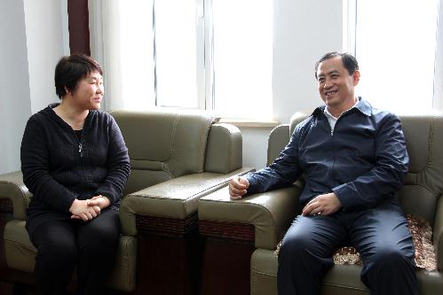 党组副书记,副检察长闫建成代表党组亲切接见"全国先进工作者"吴凤杰